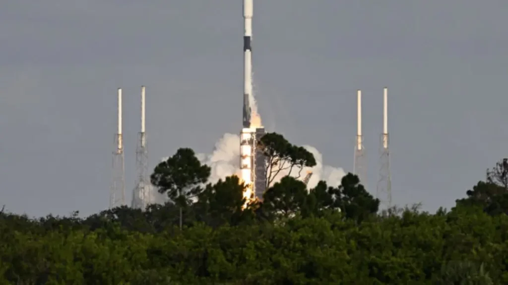 SpaceX launches cargo freighter